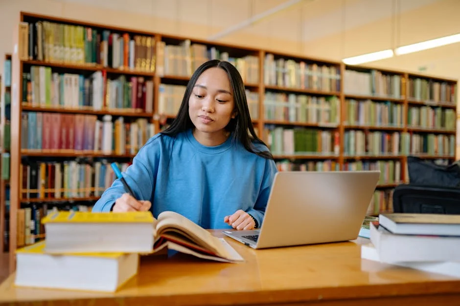 Image describing Top 10 Scholarships to Fund Your College Dream in 2025!